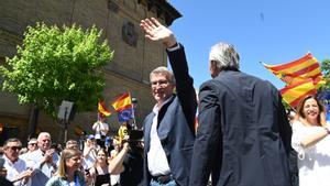El presidente del Partido Popular, Alberto Núñez Feijóo (i), y el presidente del PP de Aragón y presidente de Aragón, Jorge Azcón (d), durante un acto de campaña del Partido Popular, en la Plaza de los Sitios, a 2 de junio de 2024, en Zaragoza, Aragón (Es