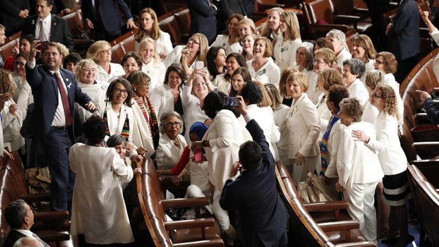 Mujeres contra el caminante blanco