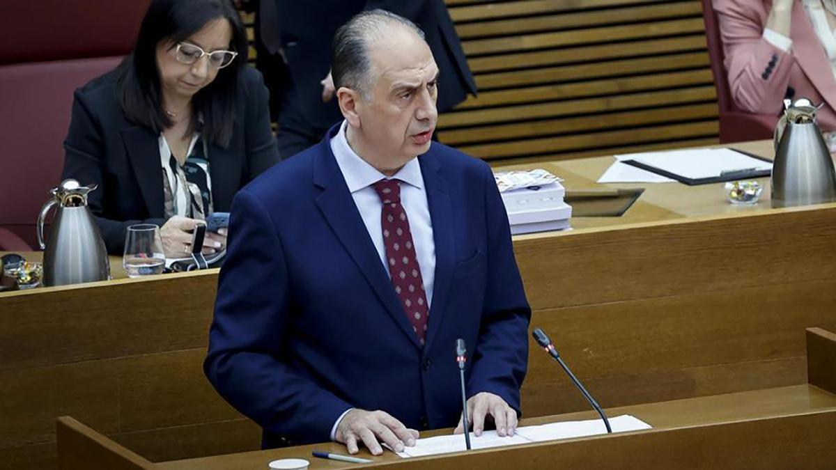 El conseller de Emergencias, Juan Carlos Valderrama, comparece en las Corts, este viernes.