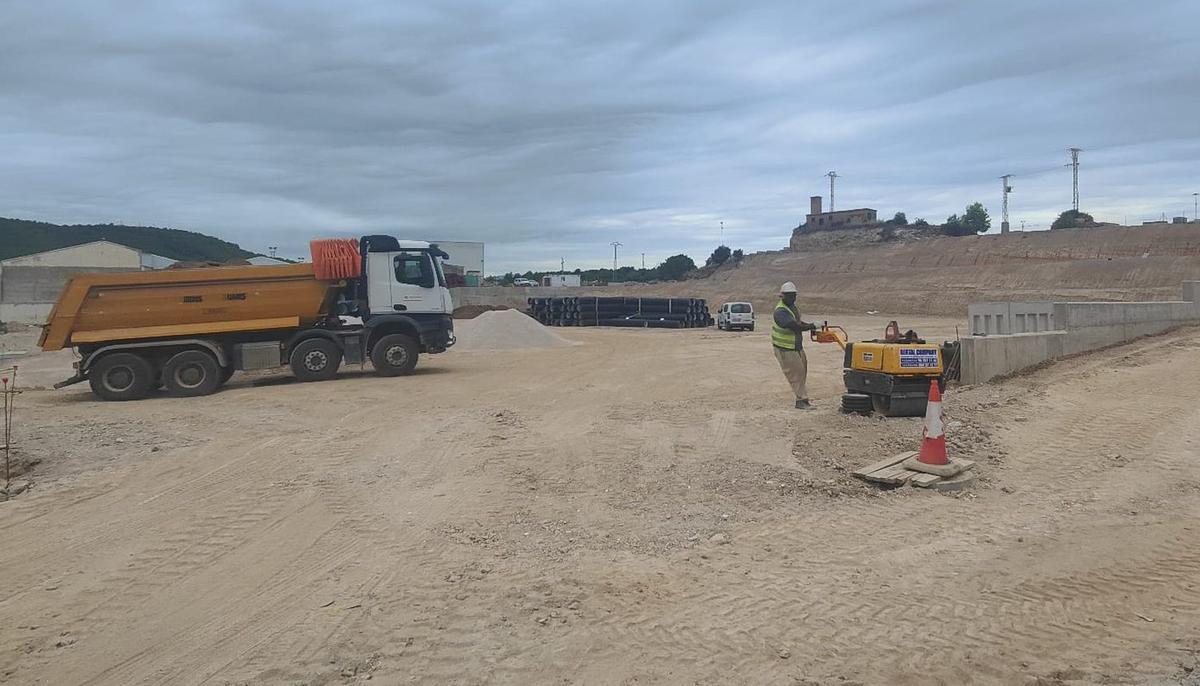 Las máquinas trabajan en la urbanización de la futura zona comercial de l'Alcora donde irá el nuevo supermercado Mercadona, además de otros equipamientos.