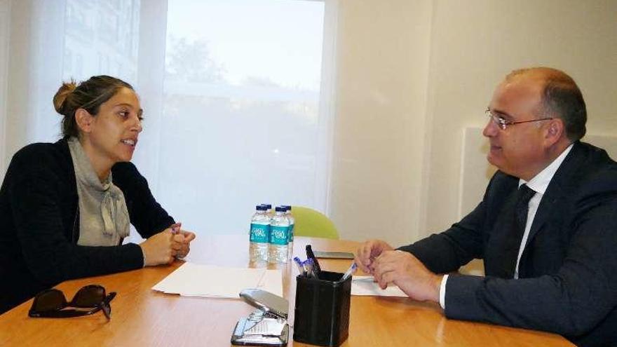 Lucía Pedroso y Antonio Lamas, ayer, en la sede de la AED.