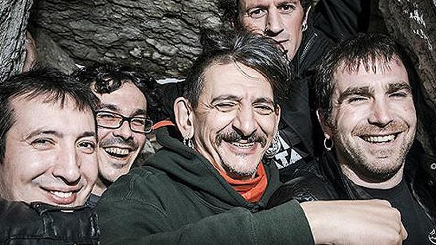 Evaristo Páramos, en el centro, con miembros de &#039;Gatillazo&#039;.