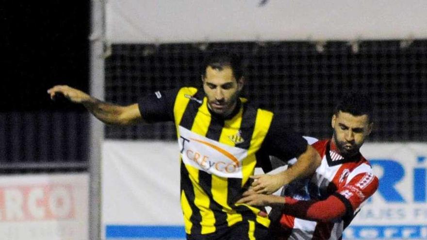 Fran Fandiño, autor del gol aurinegro, pugna con Paco por un balón. // Iñaki Abella