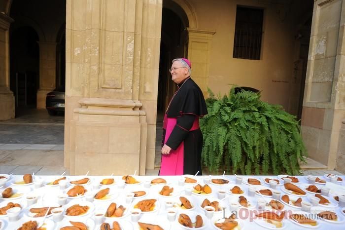 Reparto de boniatos en el Palacio Episcopal por San Fulgencio