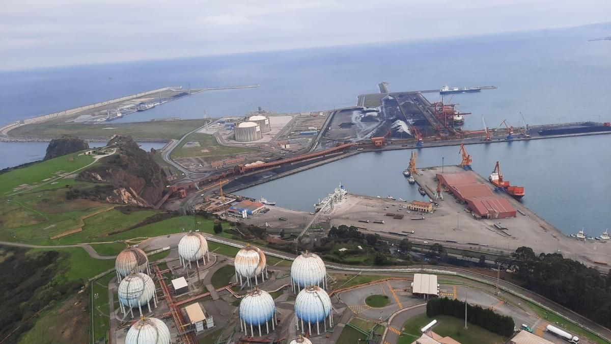 Vista aérea de El Musel, con la Campa Torres en primer término.
