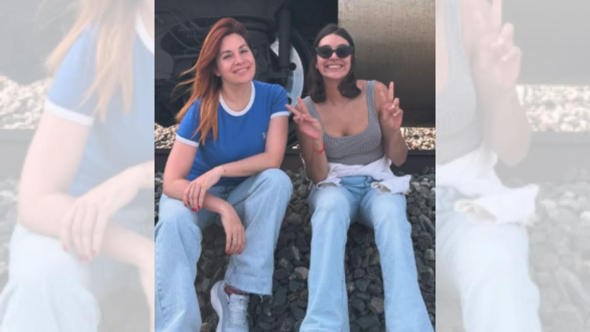 Leire Martínez junto a Ana Guerra tras verse atrapadas en un tren por el apagón en Salillas de Jalón