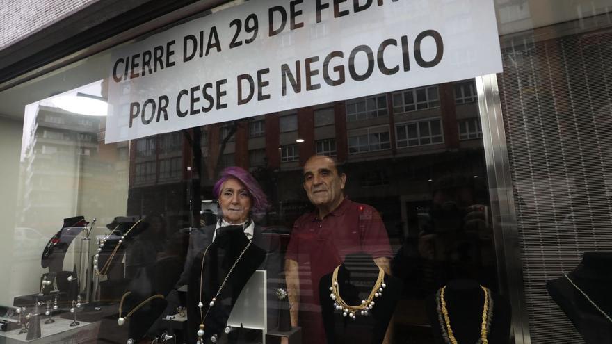 Guadalupe, «Popa», y José María Álvarez, en el escaparate del comercio.