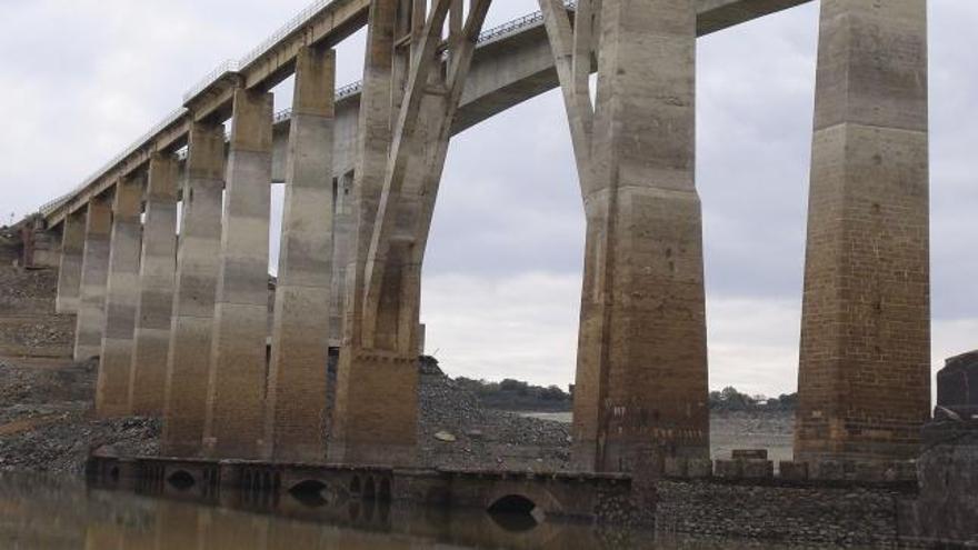 Un hombre posa sobre la superficie del histórico viaducto construido para comunicar Castilla con Galicia.