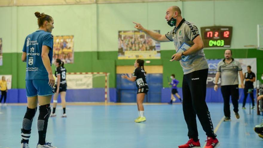 Carlos Herrera da instrucciones a Haridian Rodríguez en el choque del miércoles ante el San José Obrero.