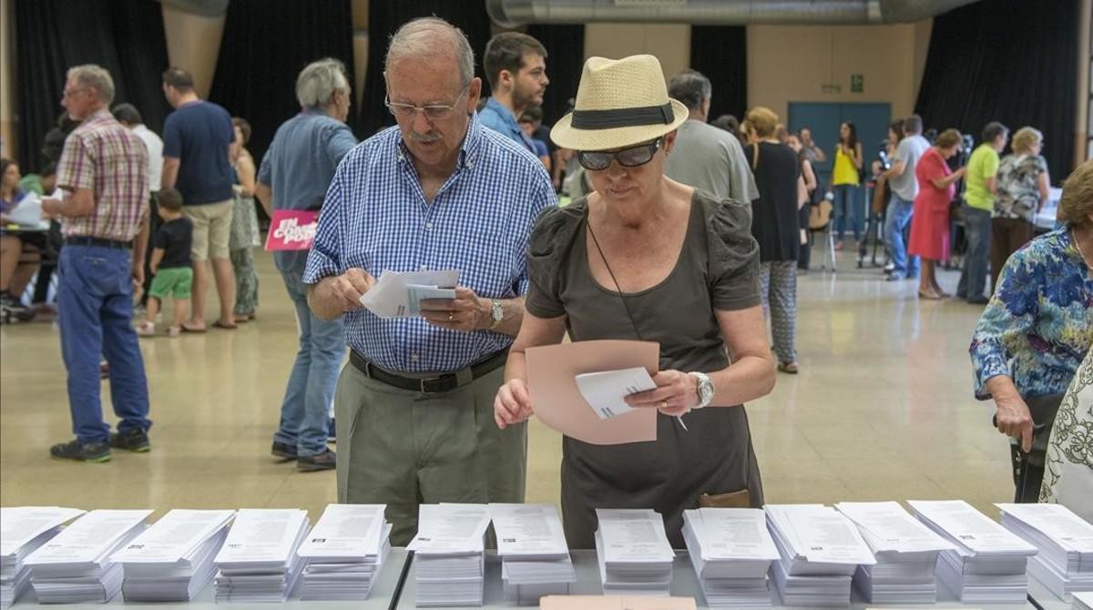 Ambiente en el colegio electoral de La Sedeta, en Barcelona, este domingo.