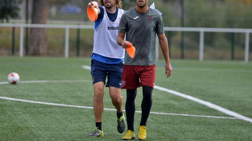 Luismi dando indicaciones a Javi López durante un entrenamiento. // Gustavo Santos