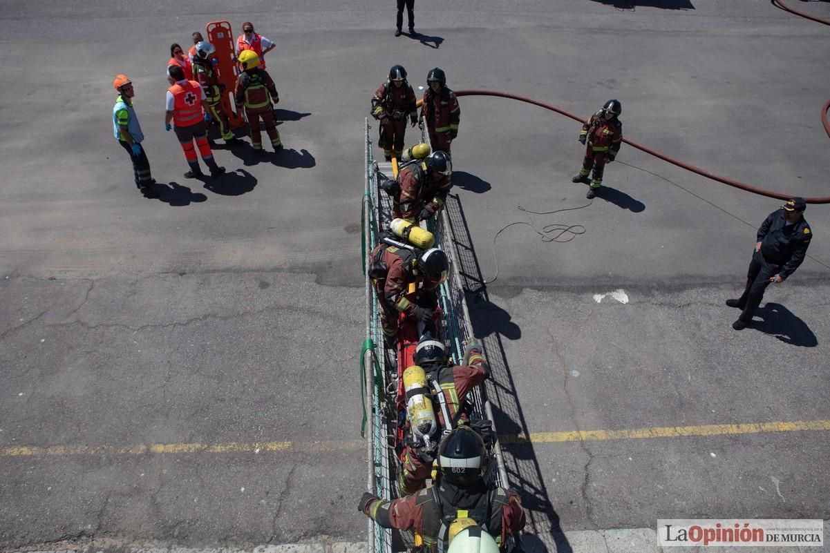 Espectaculares imágenes del simulacro de accidente de la Armada en el Puerto de Cartagena