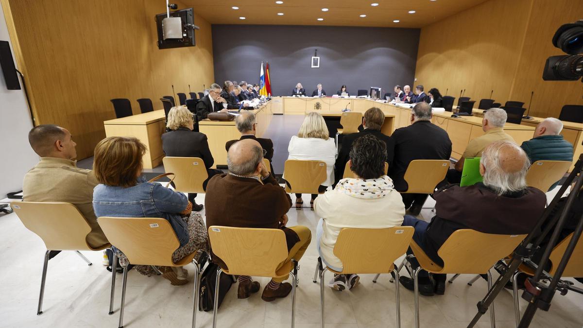 Los altos cargos de UGT que venían siendo acusados, de espaldas, al arranque del juicio.