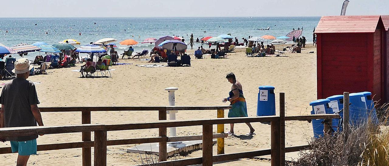 Imagen de la playa del Carabassí, que se verá beneficiada por las nuevas instalaciones, en una fotografía previa a la pandemia.