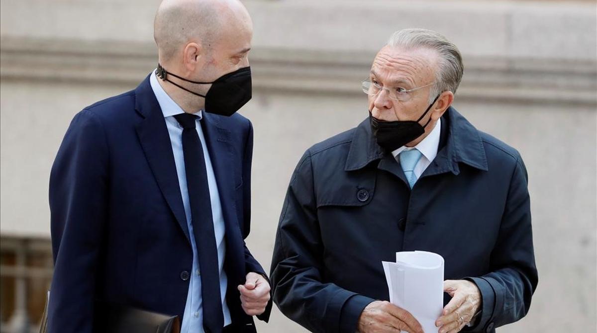 Isidro Fainé, en la foto, junto a su abogado, llega a la Audiencia Nacional para declarar.