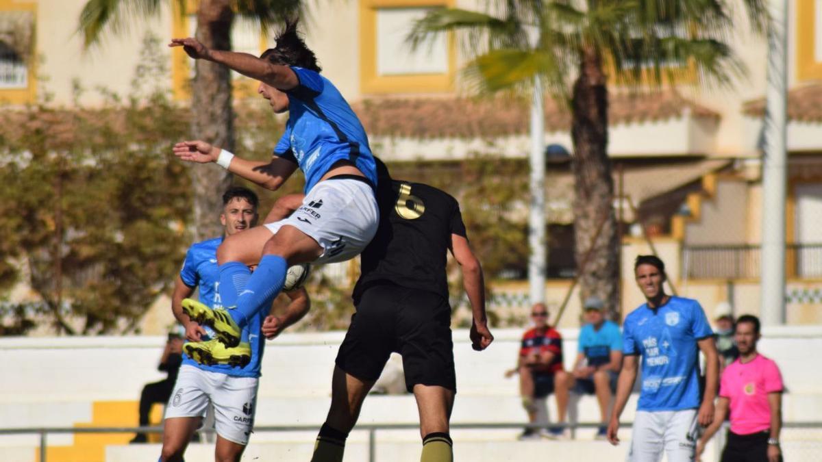 Edu Ubis y José García luchan por un balón aéreo. | MAR MENOR FC