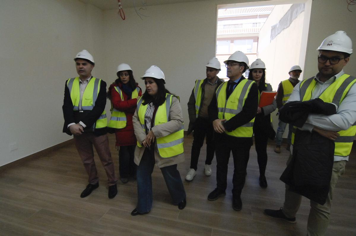 La alcaldesa, concejales y técnicos visitando la obra.