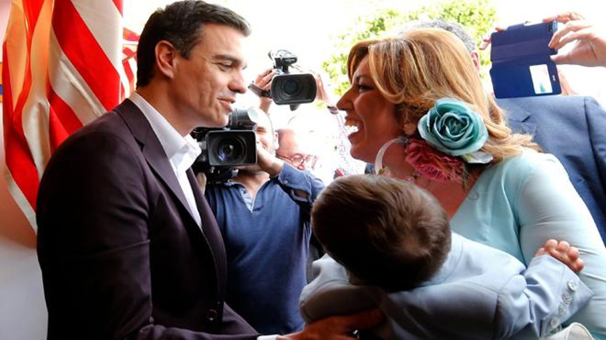 La presidenta andalusa va a una caseta del Real acompanyada del seu fill.