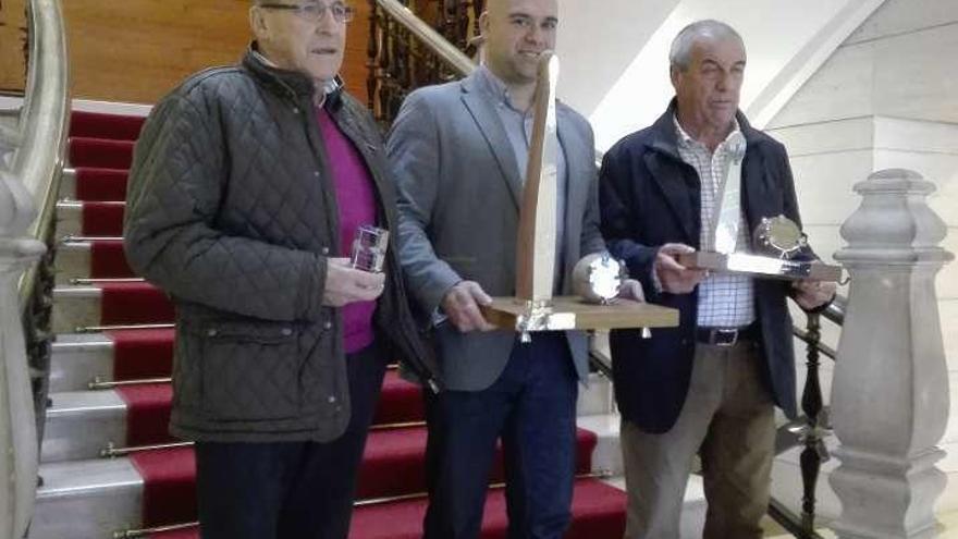 Manés Salas, Jesús Martínez y Matías González, con los trofeos en liza.