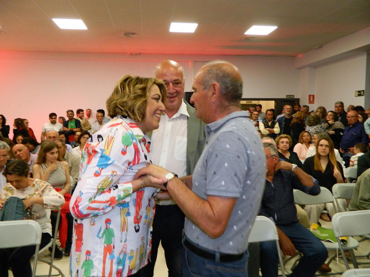 Un ruteño saluda a Susana Díaz en presencia de Antonio Ruiz, candidato a la alcaldía de Rute.
