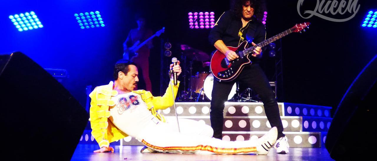 El cantante italiano Piero Venery en una actuación como Freddie Mercury.
