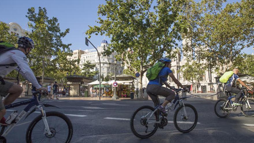 Varios ciclistas circulan por las calles de Valencia.