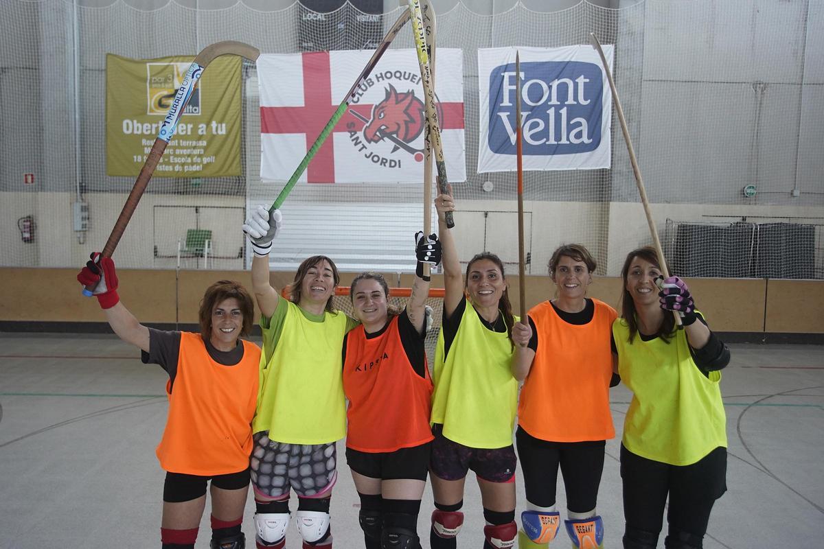 Les mares de l’equip del Club Hoquei Sant Jordi Desvalls aixequen l’stick.