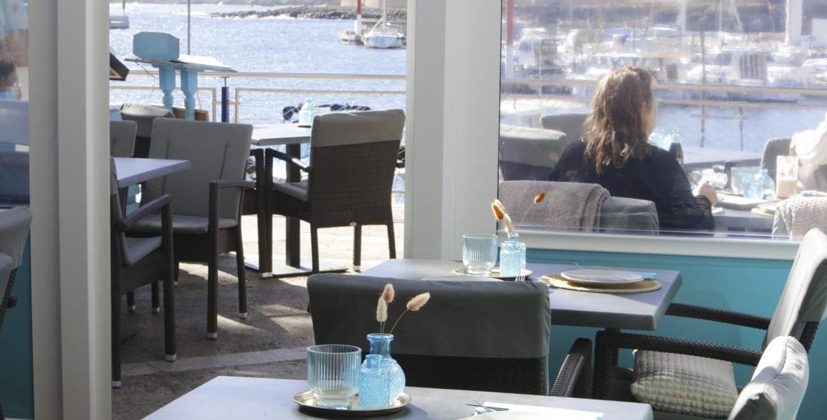 Chefkoch Marco Cristoforetti mit Annika, Stefan und Charlotte Pralle. | FOTO: NELE BENDGENS