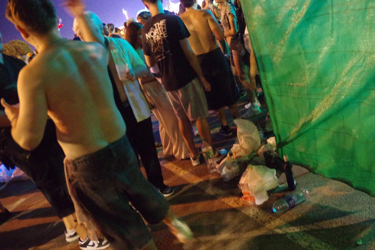 "La Máxima" o "El botellón": jóvenes en la Explanada de la Juventud