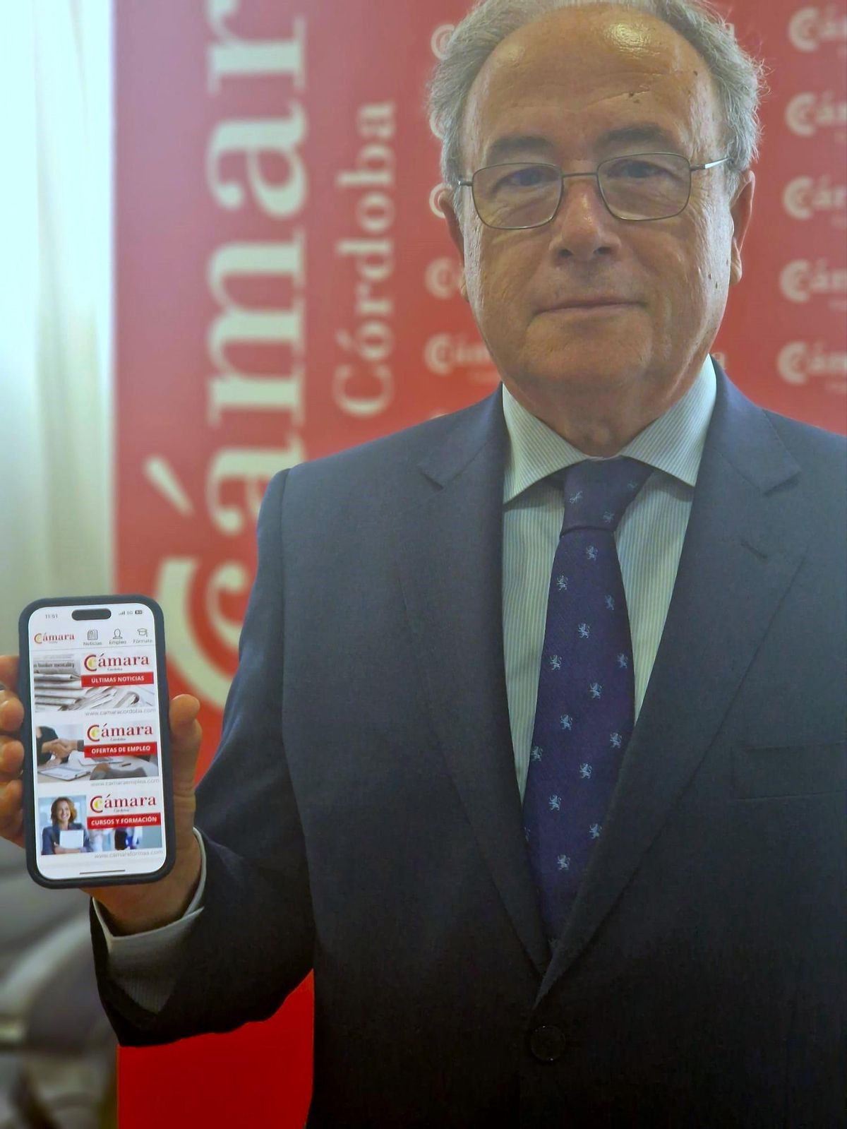El presidente de la Cámara de Comercio de Córdoba, Antonio Díaz, mostrando la nueva app.