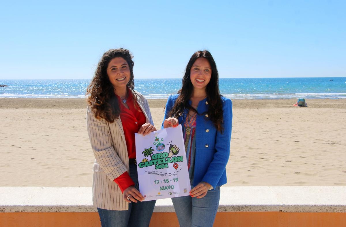 La edila de Turismo, Gema Edo, y la alcaldesa, Tania Agut, con el cartel.