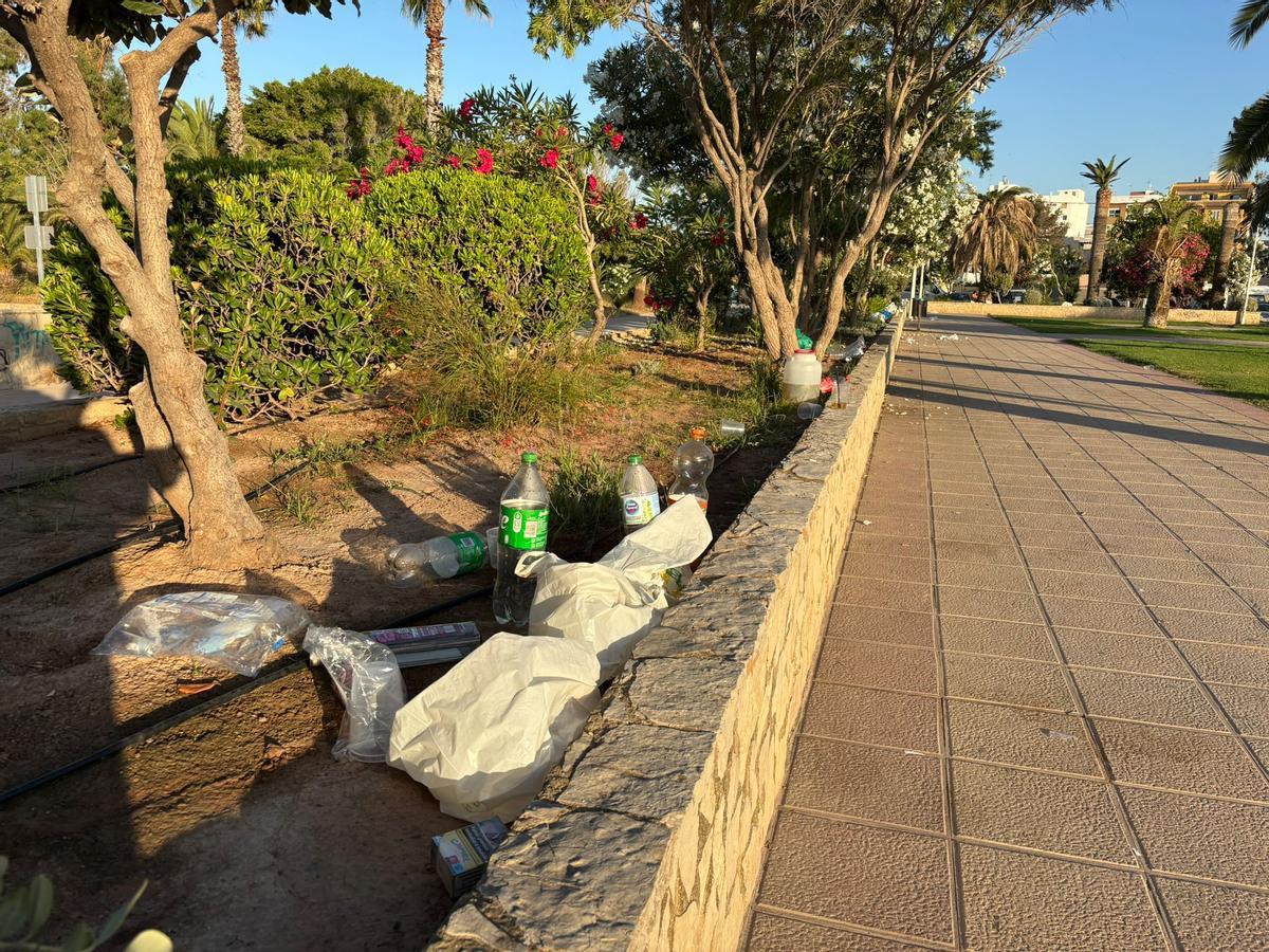 Así ha amanecido el paseo marítimo del Port de Sagunt tras San Juan