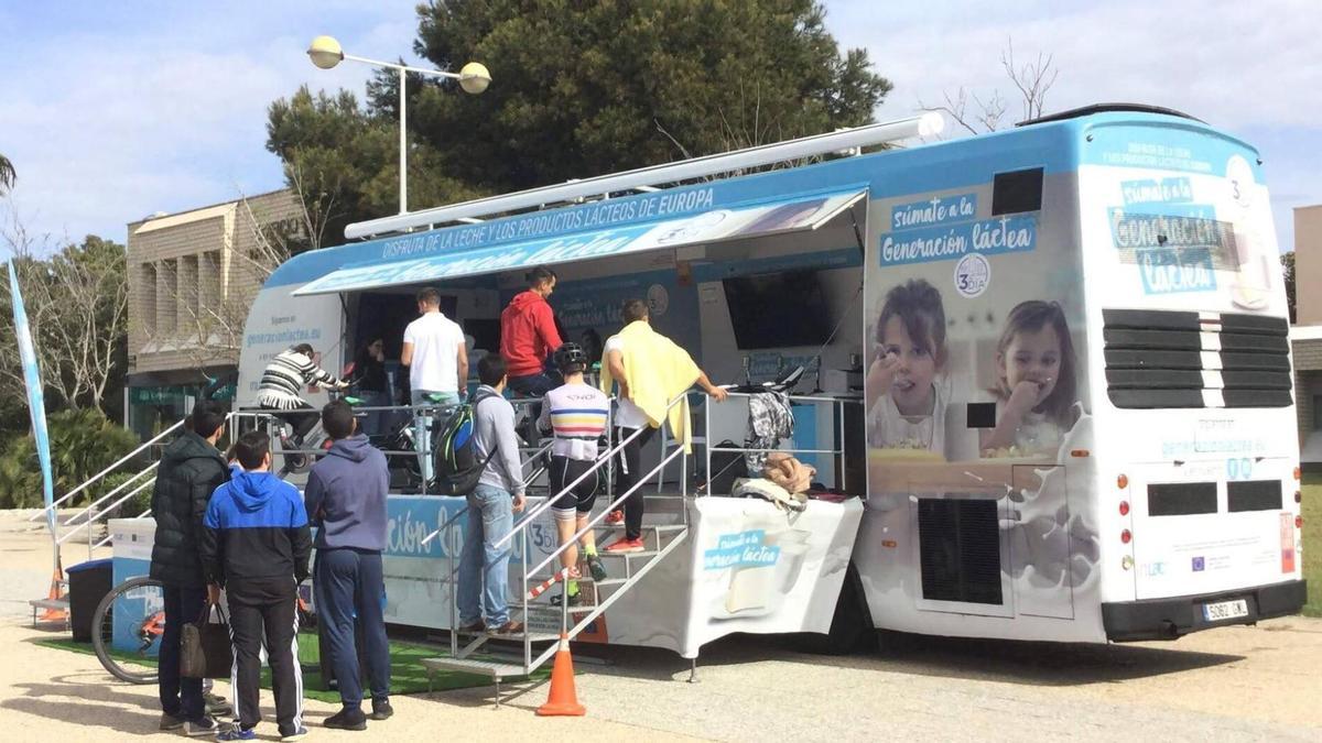 El roadshow de los lácteos, impulsado por la Organización Interprofesional Láctea (InLac) con el apoyo de la UE, durante su recorrido por España.