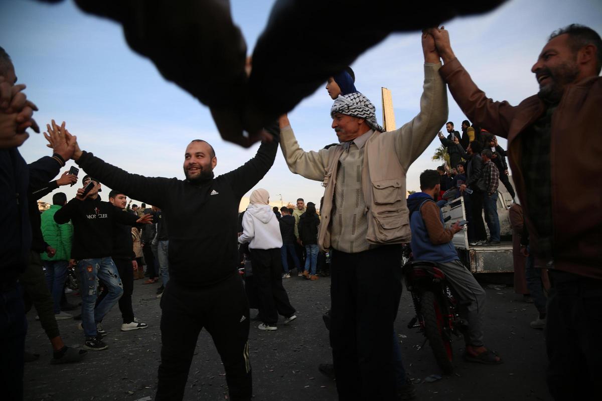 Ciudadanos sirios celebran en Damasco la salida del país de Bashar al Asad, este lunes.
