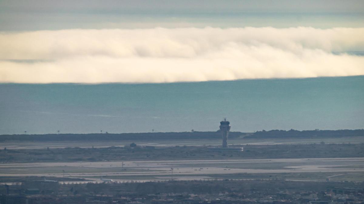 Bancos de niebla mar adentro, frente al aeropuerto de Barcelona, el 14 de febrero del 2024