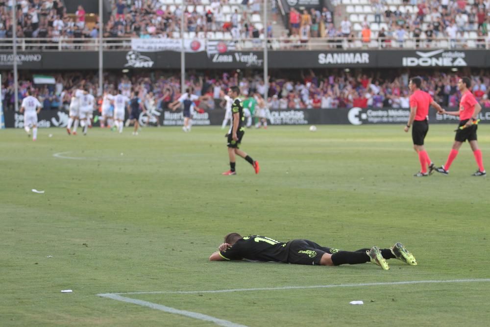 Los jugadores del FC Cartagena, tristes tras el partido que les deja sin ascenso