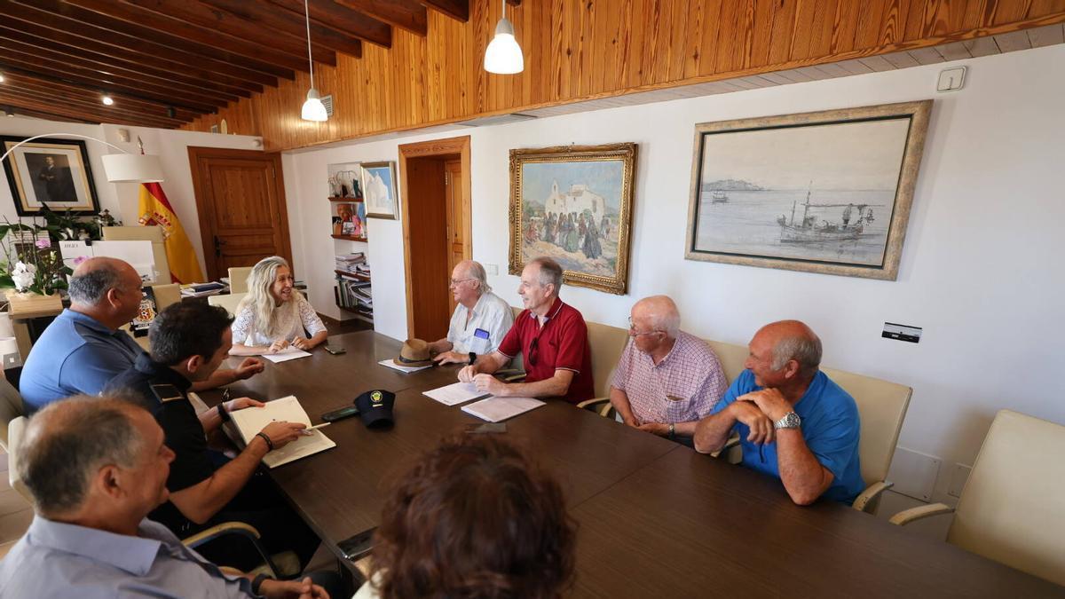Un momento del encuentro en el Ayuntamiento de Santa Eulària con los representantes vecinales de Santa Gertrudis.