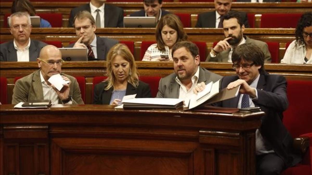 El 'president' Puigdemont y los 'consellers' Junqueras, Munté y Romeva, en el pleno del Parlament.