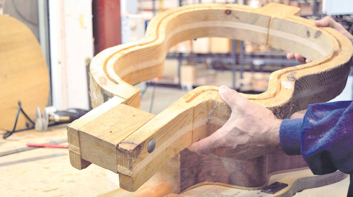 Un artesano fabrica uno de los instrumentos que han hecho famosa a la firma Guitarras MR.