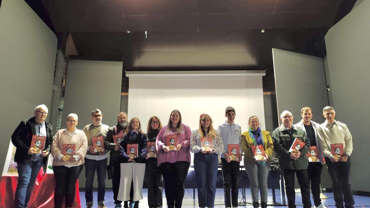 Colaboradores del "llibret" de la Falla Selgas de Xàtiva, en la presentación.