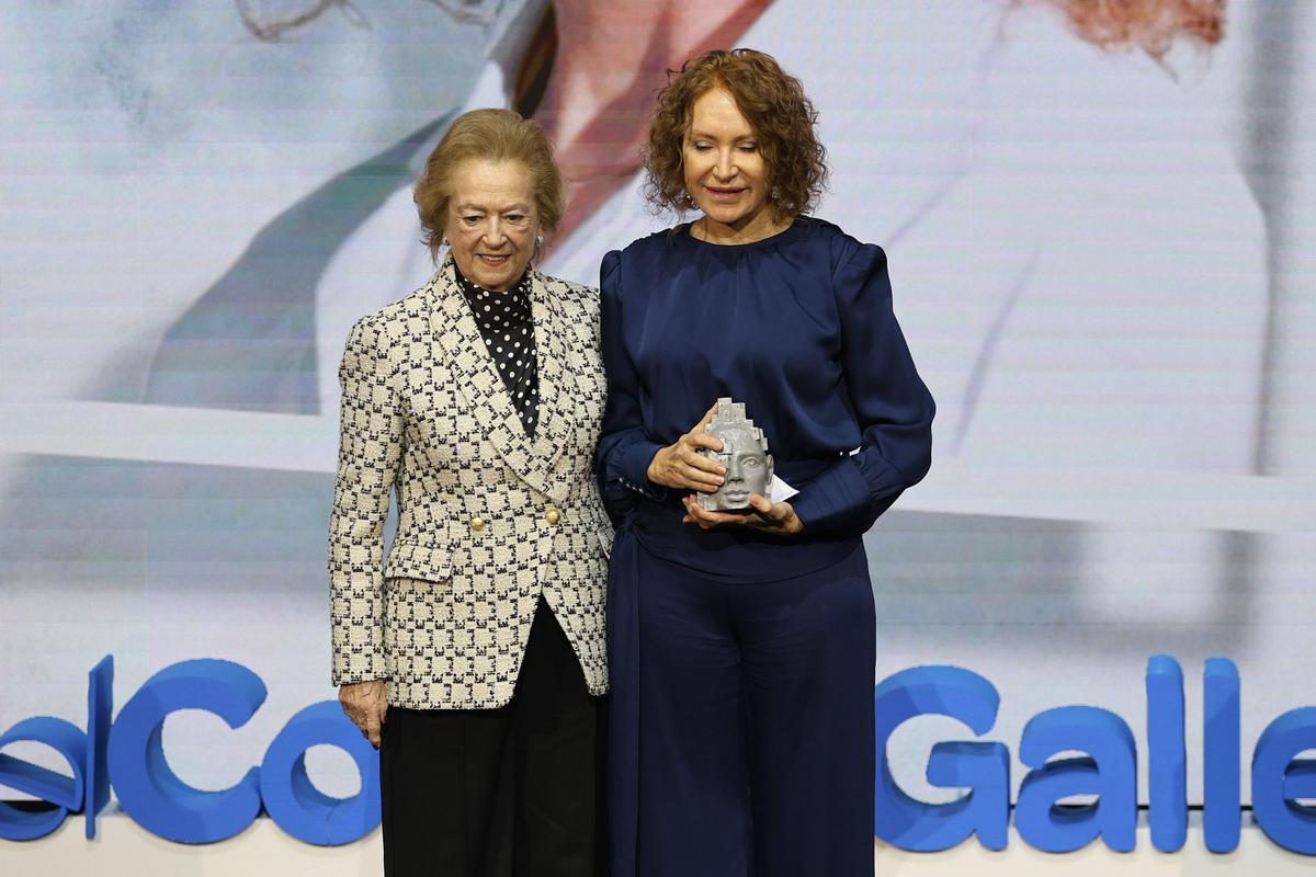 Arantza Sarasola entrega el galardón a Mabel Loza