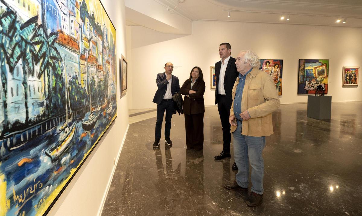 José López Campos y José María Barreiro ante uno de los cuadros del artista en la exposición en la Casa das Artes de Vigo.