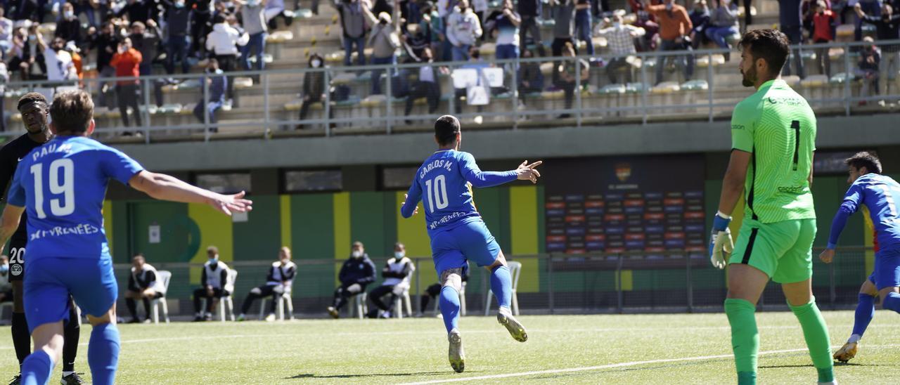 Futbolistas del Andorra celebran el 1-0 ante el portero Germán