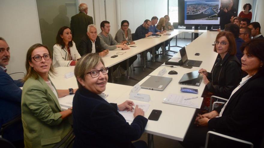 Representantes de las partes implicadas durante la reunión de esta mañana