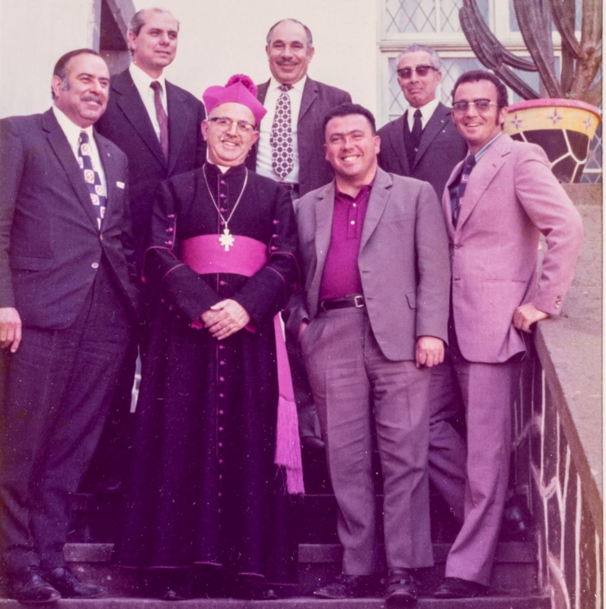 Año 1971. El obispo Infantes Florido en la escalinata de acceso al colegio María Auxiliadora, con el alcalde de Guía, Ignacio Arencibia, y otros concejales. 