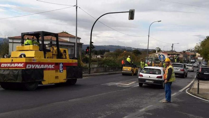 Trabajos de asfaltado casi frente al Concello, tras instalar nuevas tuberías de suministro de agua el pasado octubre.