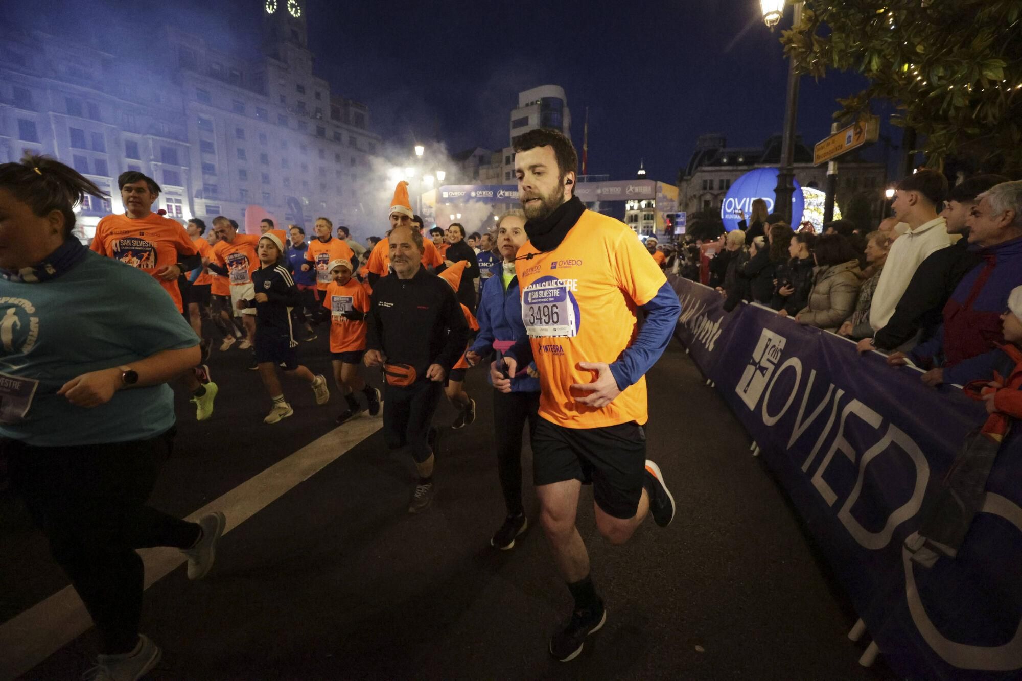 EN IMÁGENES: Alejandro Onís y Mariam Benkert saltan del segundo al primer puesto en la San Silvestre de Oviedo