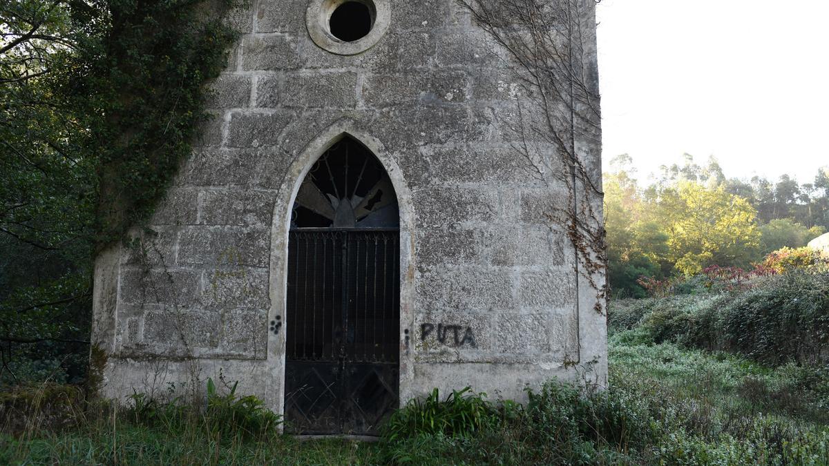 Pintadas en el exterior del templo.