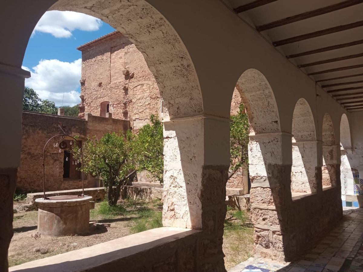 Patio interior del Convento de los Franciscanos de Chelva, que ahora gestionará la Fundación María Antonia Clavel.
