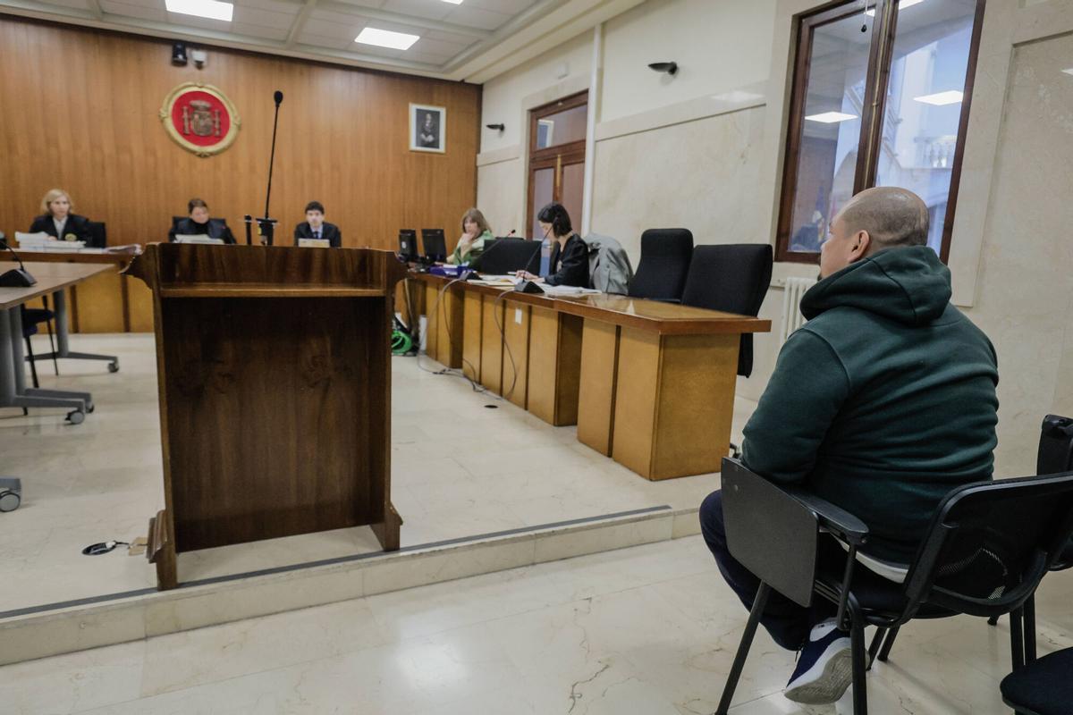 El acusado de apuñalar a un desconocido en el aeropuerto de Palma, durante el juicio.